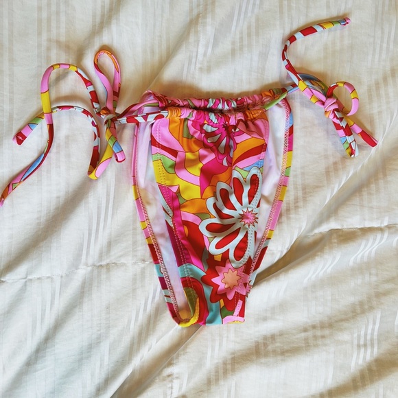 Bikini - Picture 2 of 2